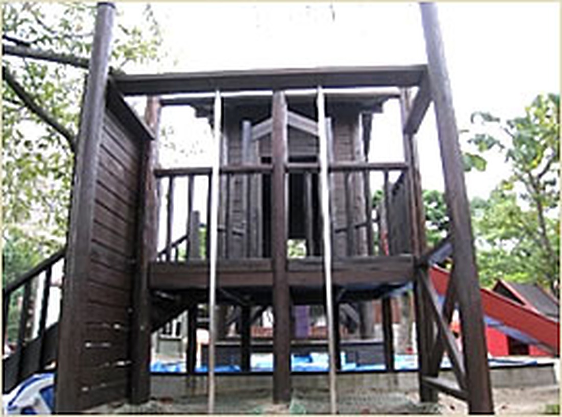 木製遊具で身体を動かします