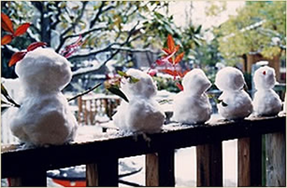 雪の日に並んだ小さな雪だるま