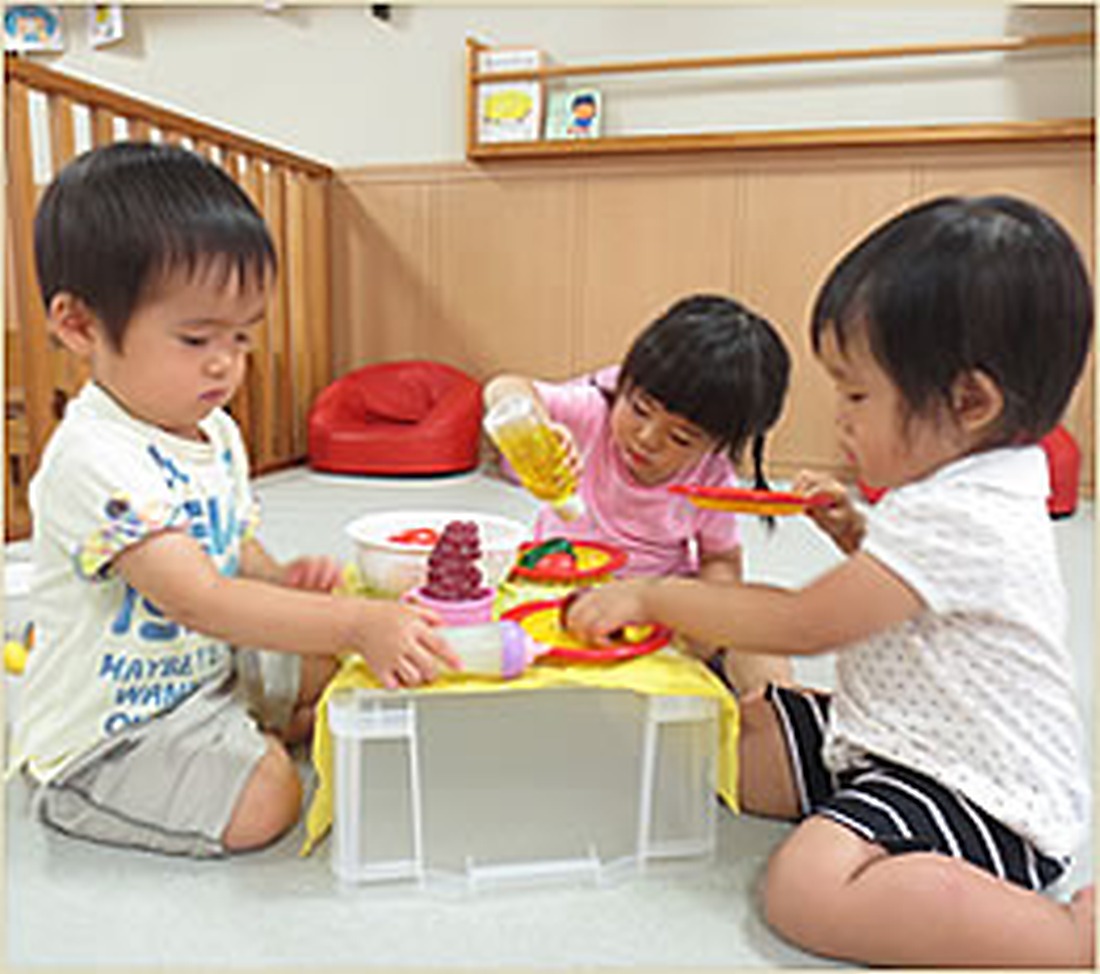 友だちとごっこ遊びを楽しみます