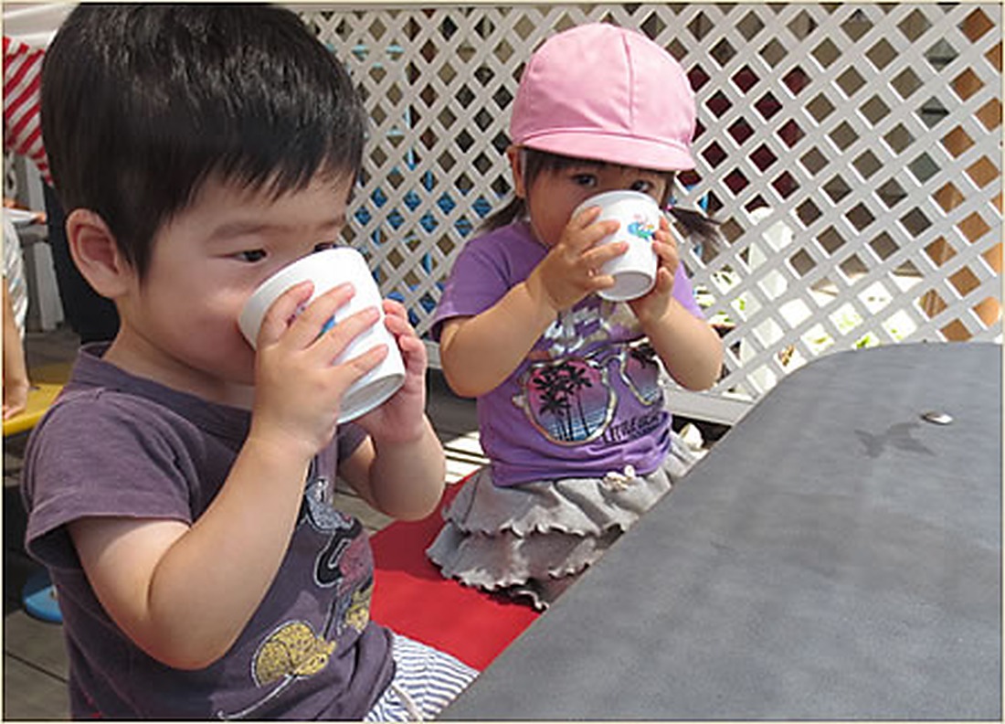 外遊びのあとは水分補給
