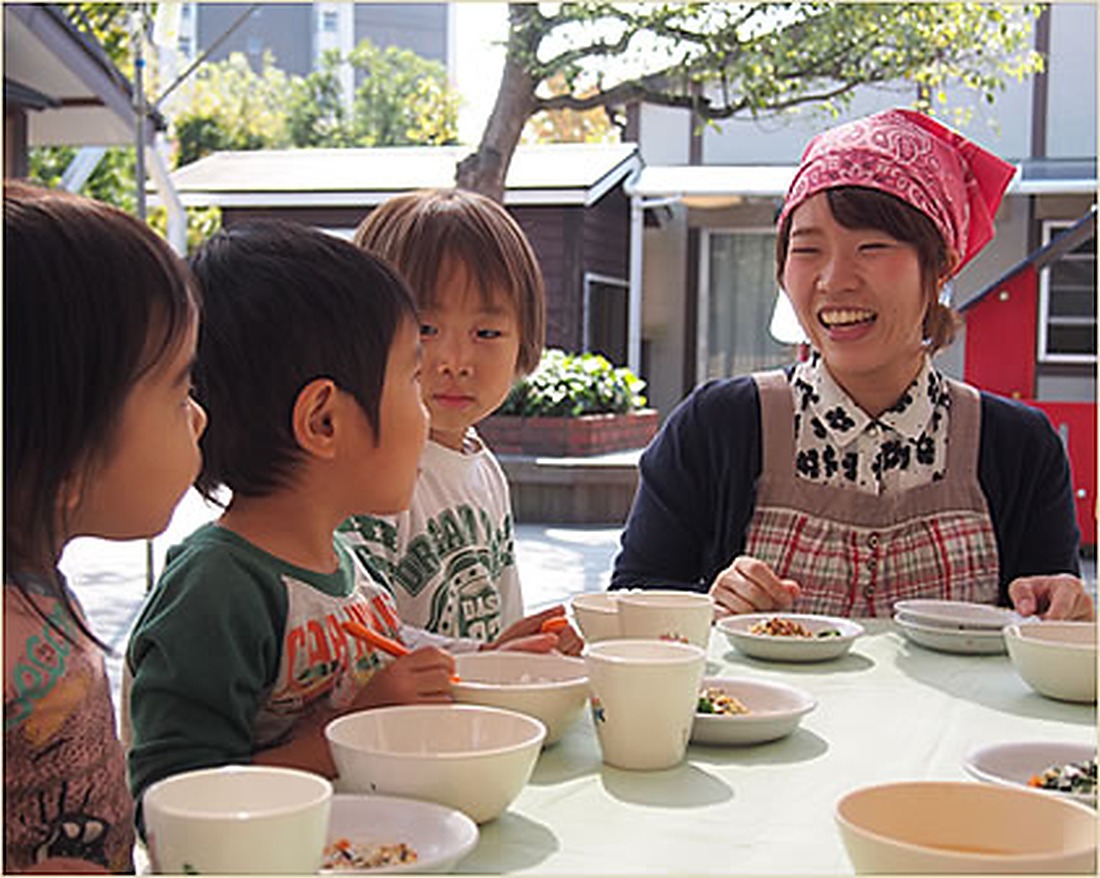 みんなで食事を楽しみます