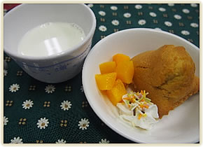 年齢や発達に合わせた食事を用意します。